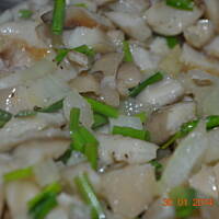 Policzki wieprzowe faszerowne boczniakami w sosie