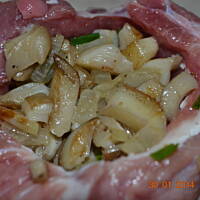 Policzki wieprzowe faszerowne boczniakami w sosie