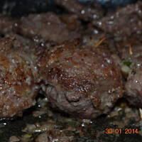 Policzki wieprzowe faszerowne boczniakami w sosie