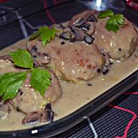 Kotlety z kaszą jęczmienną i pekinką w sosie pieczarkowym