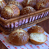 Pyszne bułeczki preclowe z sezamem