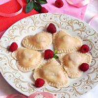 Pierogi serca z serem i malinami