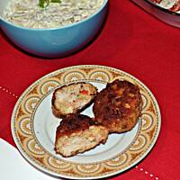 Kotlety drobiowe z parówką i papryką