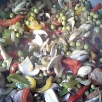 Kolorowa zapiekanka makaronowa