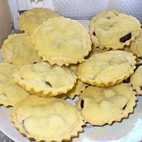 Kruche babeczki z wiśniami i nadzieniem migdalowym