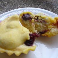 Kruche babeczki z wiśniami i nadzieniem migdalowym