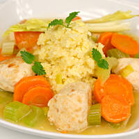 Lekkie pulpety drobiowe na kaszy jaglanej z warzywami