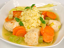 Fot. Wkn, Lekkie pulpety drobiowe na kaszy jaglanej z warzywami