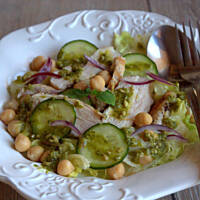 Sałatka fit z grillowanym kurczakiem i sosem pesto