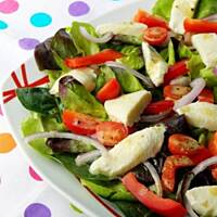 Sałatka z papryką, mozzarellą i musztardowym winegretem