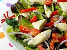 Fot. Mloda, Sałatka z papryką, mozzarellą i musztardowym winegretem