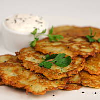 Placki ziemniaczano-cukiniowe z twarożkiem