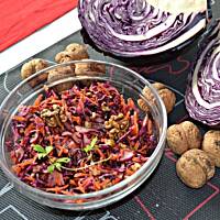 Surówka z kapusty czerwone z orzechami