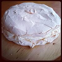 Tort bezowy z mascarpone i kokosem