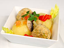 Fot. Wkn, Pulpety z otrębami w sosie pieczarkowym