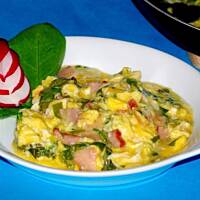 Jajecznica z boczkiem i szczawiem