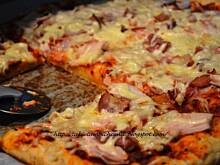 Fot. makusia, Pizza z czarnuszką, szalotką i szynką