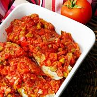 Ryba zapiekana z salsą i korniszonami