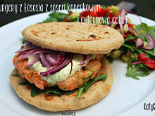 Fot. katy12, Burger z łososia z sosem koperkowym i cytrynową cebulką