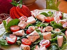 Fot. makusia, Sałatka na szpinaku z szynką