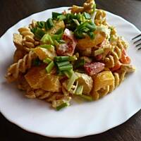 Sałatka makaronowa z kurczakiem, curry i imbirem