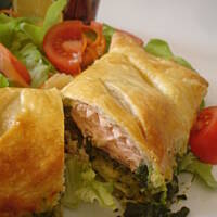 łosoś w cieście francuskim ze szpinakiem z sosem szczypiorkowym