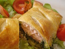 Fot. aldente, łosoś w cieście francuskim ze szpinakiem z sosem szczypiorkowym