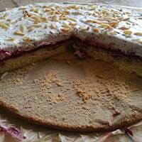 Wiśnie z kremem Stracciatella na biszkopcie