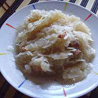 Biała kapusta duszona z boczkiem