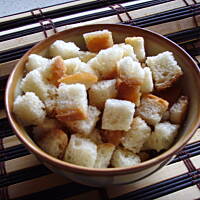 Grzanki czosnkowe do zupy, sałatki