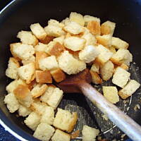 Grzanki czosnkowe do zupy, sałatki