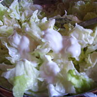 Sałata lodowa w śmietanie, smaczna i chrupiąca