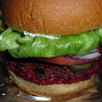 Wegetarianski burger z buraczkami