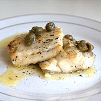 Wspaniała ryba w sosie maślanym z kaparami