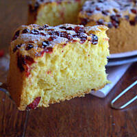 Puszyste ciasto z żurawiną