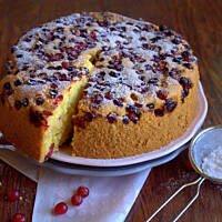 Puszyste ciasto z żurawiną