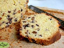 Fot. Monica W&O, Baba ucierana z rumem, rodzynkami i czekoladą