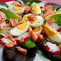 Sałatka ze smażonym pstrągiem łososiowym