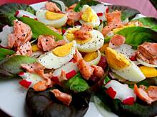 Fot. evita0007, Sałatka ze smażonym pstrągiem łososiowym