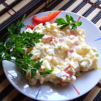 Sałatka ziemniaczana z paryką i ogórkiem kiszonym