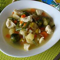 Zupa jarzynowa z kluseczkami sezamowymi