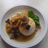 Lekki gulasz z szynki z fasolką szparagową konserwową i cukinią