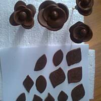 Kwiaty z czekolady plastycznej
