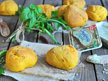 Fot. MIENTA, Pikantne bułeczki dyniowo-marchewkowe