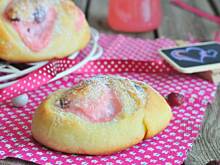 Fot. MIENTA, Drożdżówki z budyniem, wiórkami kokosowymi i żurawiną