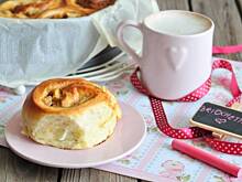 Fot. MIENTA, Brioszka z masą kajmakową, jabłkami i orzechami