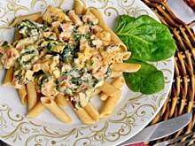 Fot. Mloda, Penne w kremowym sosie ze szpinakiem, kurczakiem i boczkiem