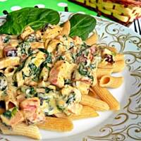 Penne w kremowym sosie ze szpinakiem, kurczakiem i boczkiem