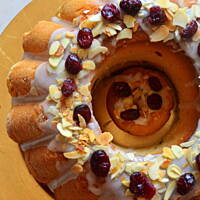 Drożdżowa babka z rodzynkami