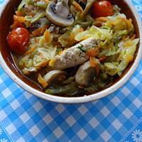 Schab z młodą kapustą i pomidorkami